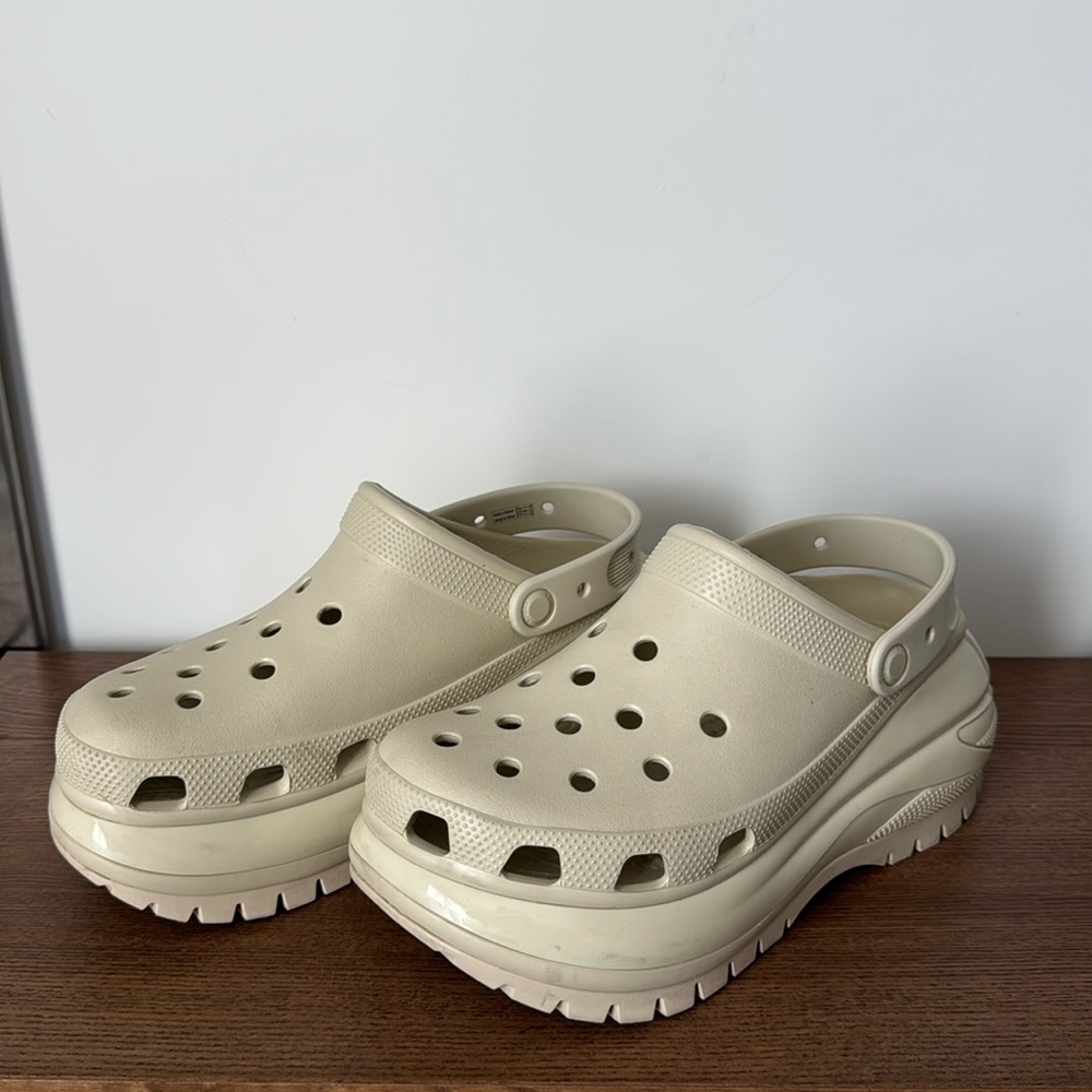 CROCS MEGA CRUSH PLATFORM CLOG (BONE)